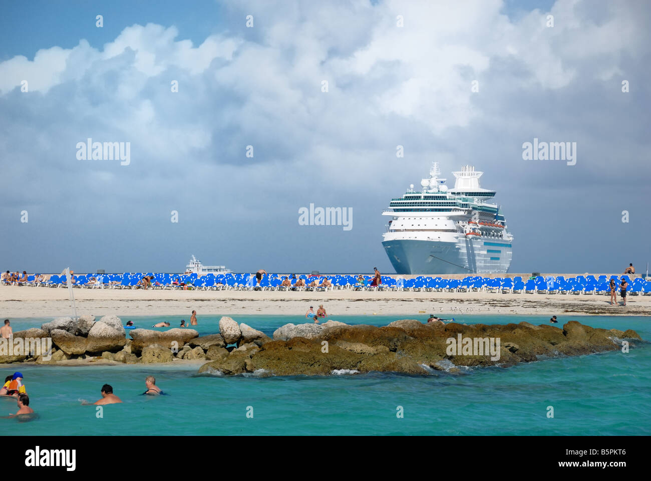 Il Royal Caribbean Cruise Ship maestà del mare che può essere visto in lontananza dalla spiaggia a poco Stirrip Cay, Bahamas. Foto Stock