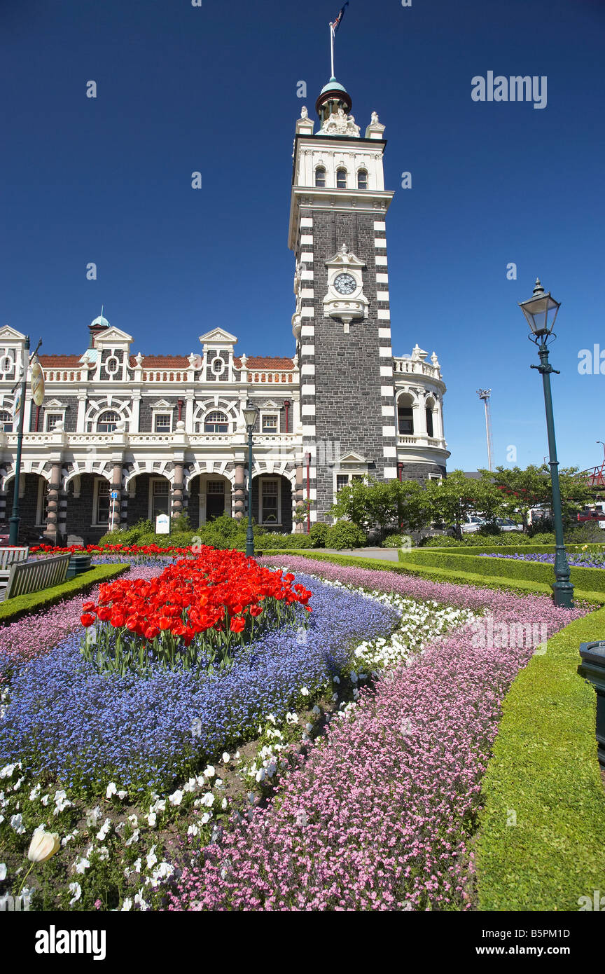 Fiori di Primavera e la storica stazione ferroviaria Dunedin Isola del Sud della Nuova Zelanda Foto Stock