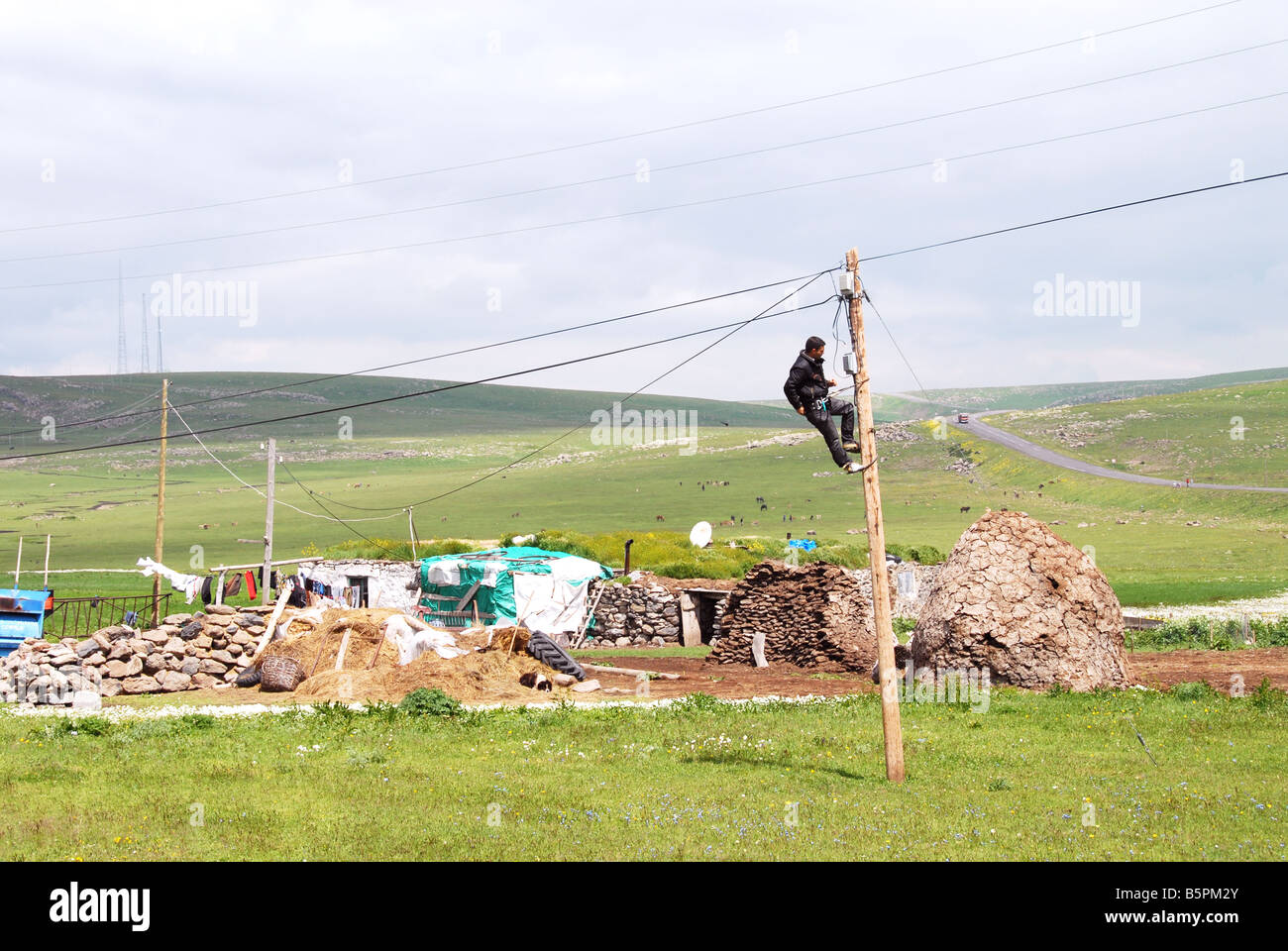 Ingegnere delle Telecomunicazioni lavorando su un palo in Turchia Foto Stock