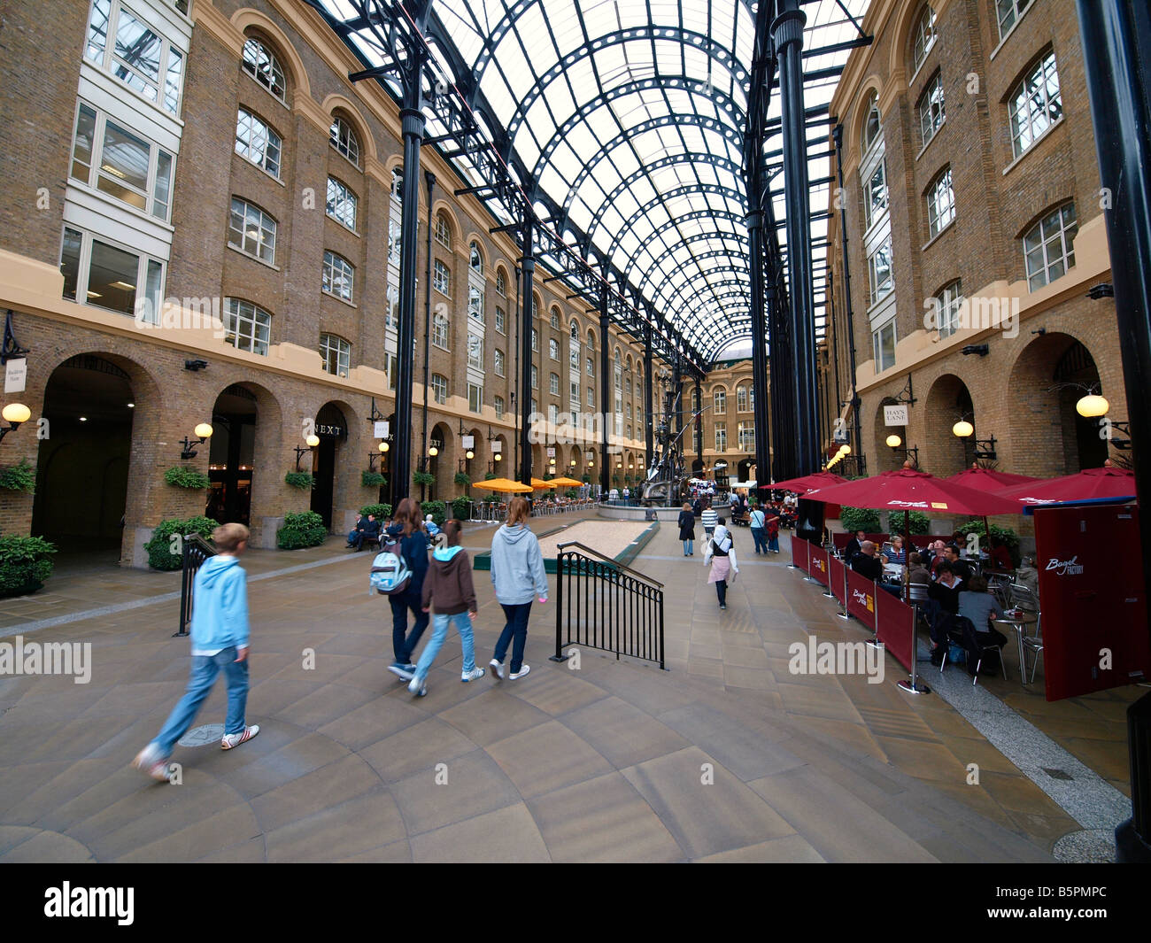 Hays galleria shopping mall central London UK è un restaurato tea clipper pontile costruito racchiusi in un dock Foto Stock