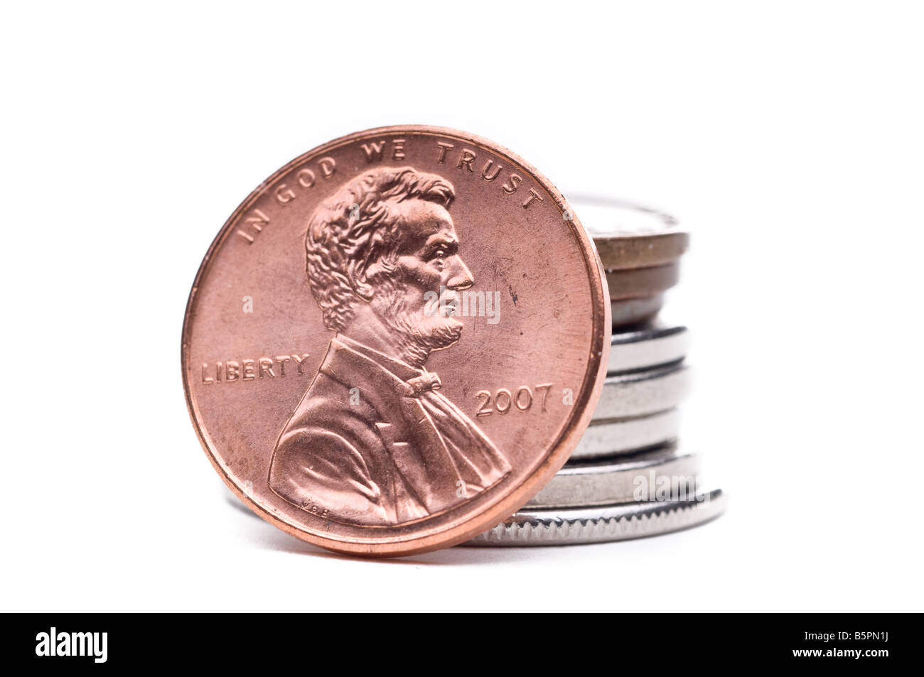 A noi il rame penny contro una pila di monete Foto Stock