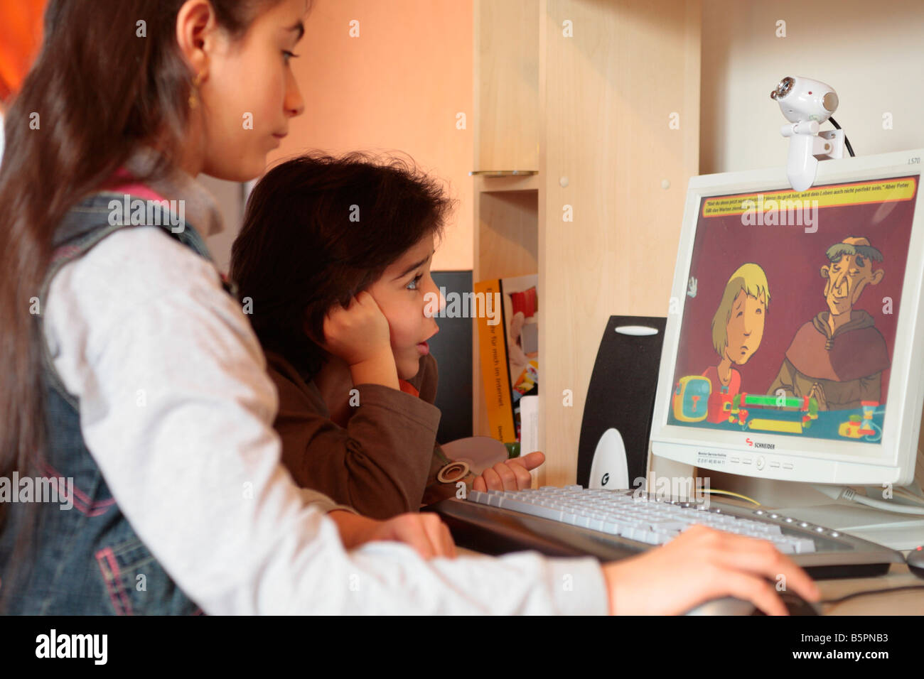 Due giovani bambini che giocano nonviolenta giochi per computer Foto Stock