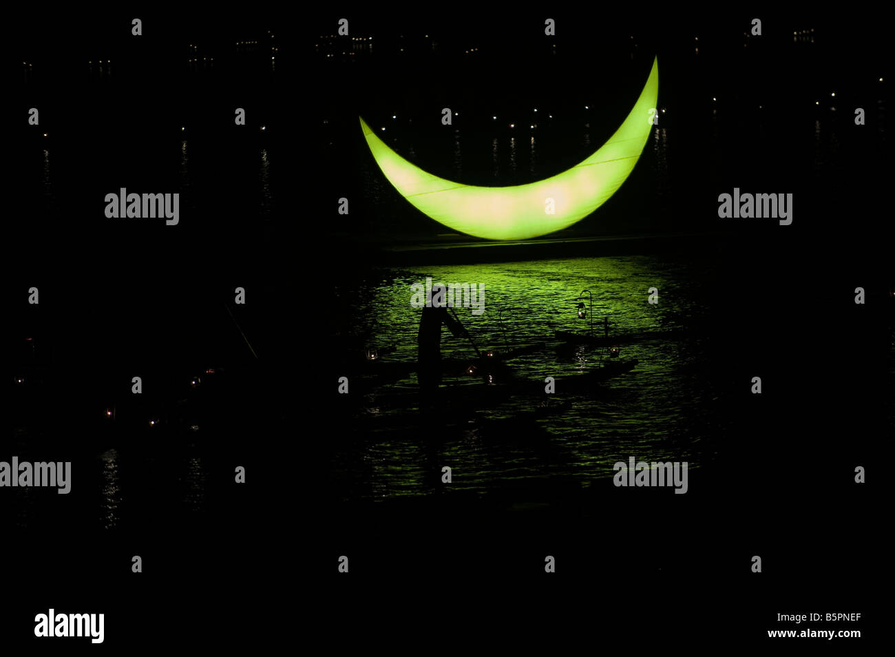 I membri dell'Impression Sanjie Liu di eseguire uno spettacolo di luci e suoni regia di Zhang Yimou Yangshuo Cina Foto Stock