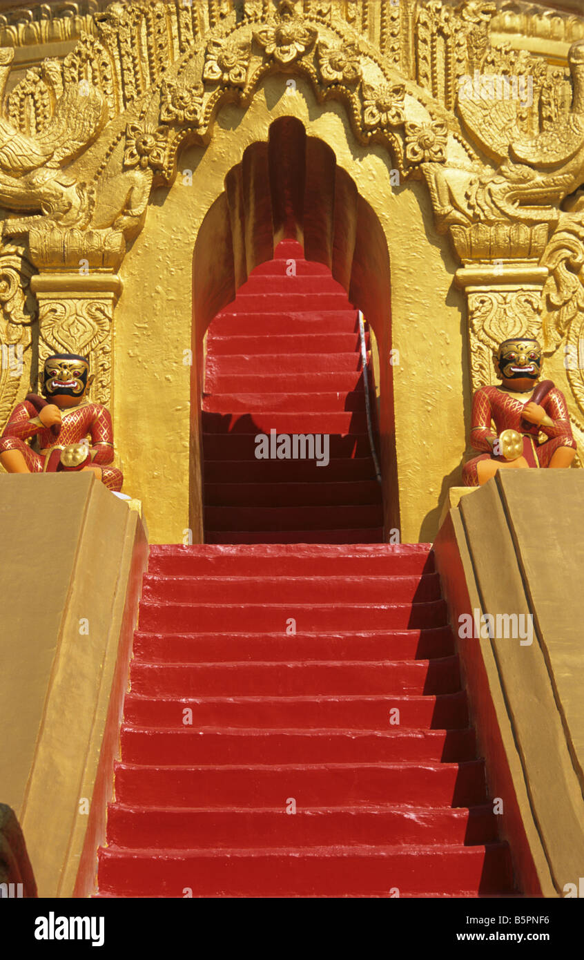 Un rosso-oro di ingresso principale della pagoda Kuthodaw del tempio di Mandalay, Birmania o Myanmar Foto Stock