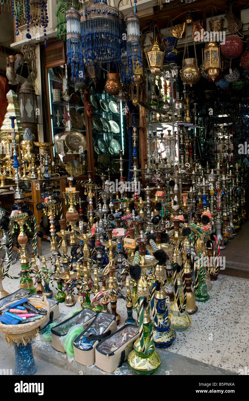 Hookah le tubazioni per la vendita in Khan el-Khalili un grande souk nel centro storico del Cairo islamico Egitto Foto Stock