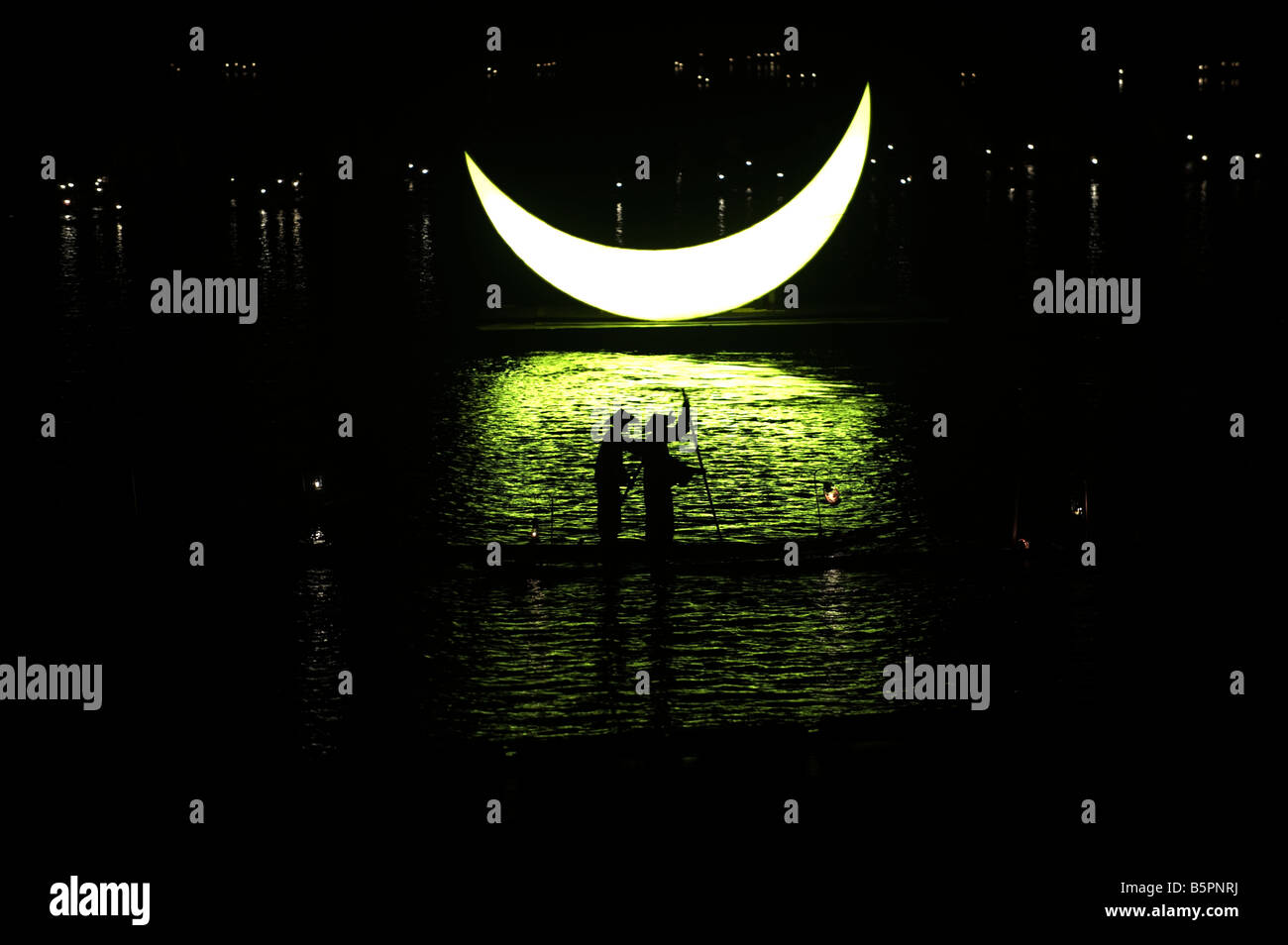 I membri dell'Impression Sanjie Liu di eseguire uno spettacolo di luci e suoni regia di Zhang Yimou Yangshuo Cina Foto Stock