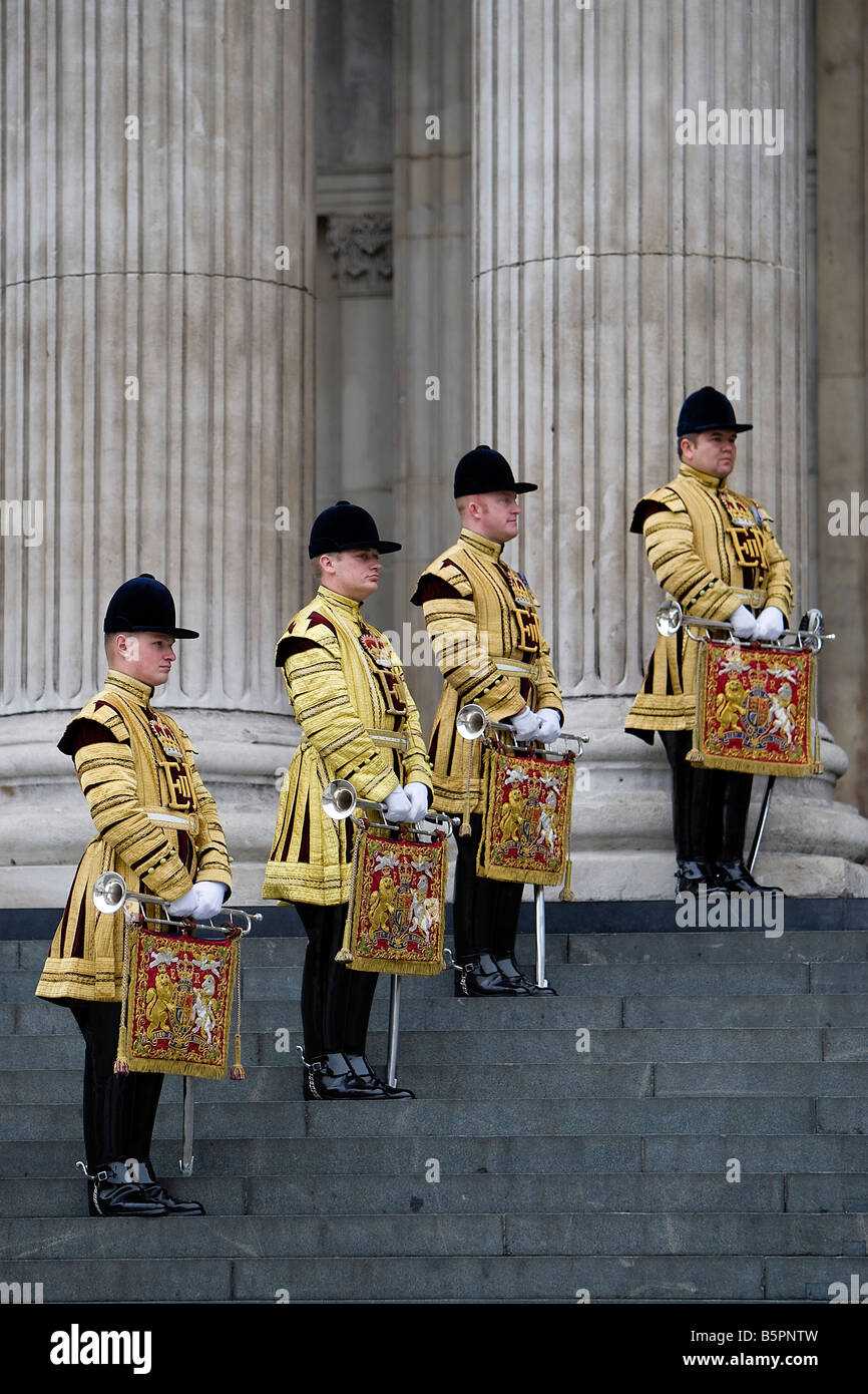 Araldo reale d attesa per l arrivo della Regina Elisabetta II di Inghilterra sui gradini della cattedrale di San Paolo a Londra Foto Stock