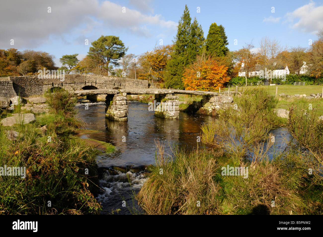 Antica battaglio ponte tra Oriente Dart River a due ponti, Dartmoor Devon Foto Stock
