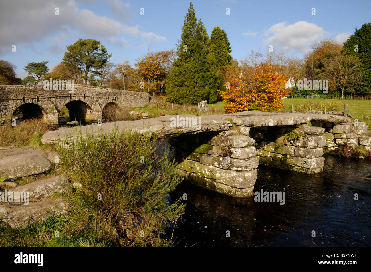 Antica battaglio ponte tra Oriente Dart River a due ponti, Dartmoor Devon Foto Stock