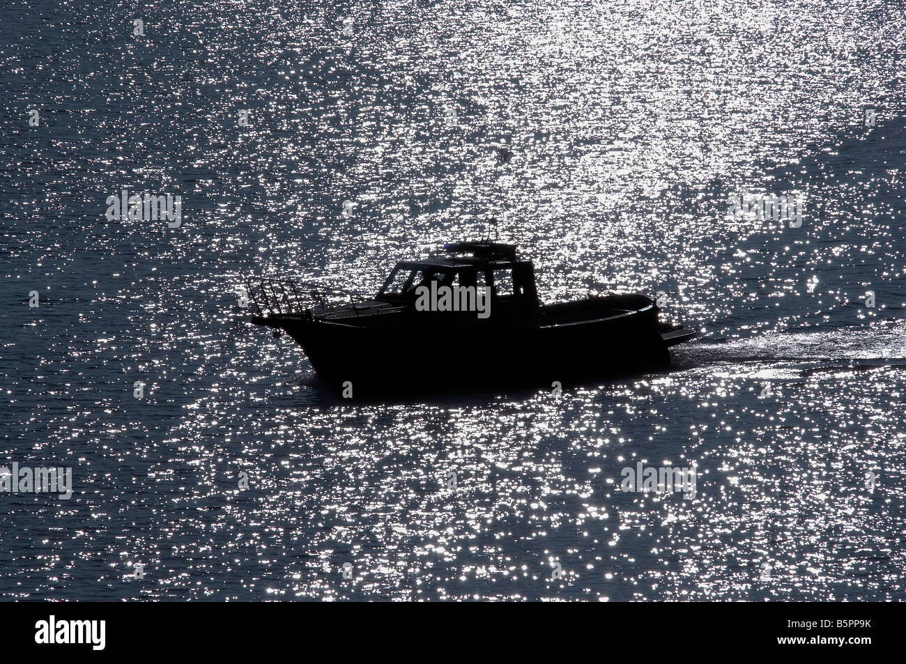 Inquadratura della barca galleggiante sul fiume tne - twilight Foto Stock