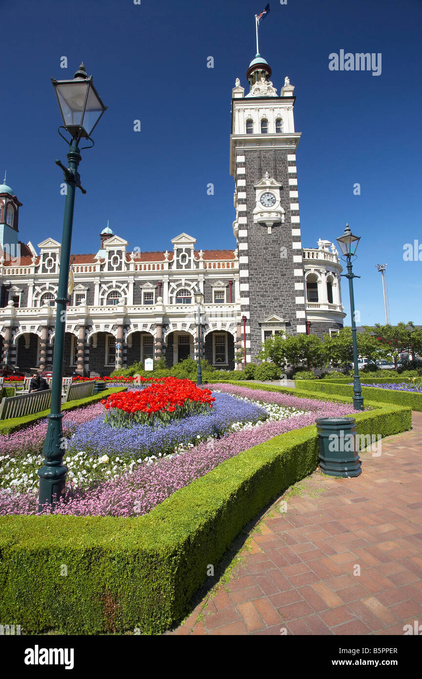 Fiori di Primavera e la storica stazione ferroviaria Dunedin Isola del Sud della Nuova Zelanda Foto Stock