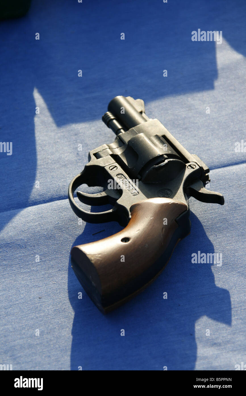Una pistola revolver pistola sul tavolo blu Foto Stock
