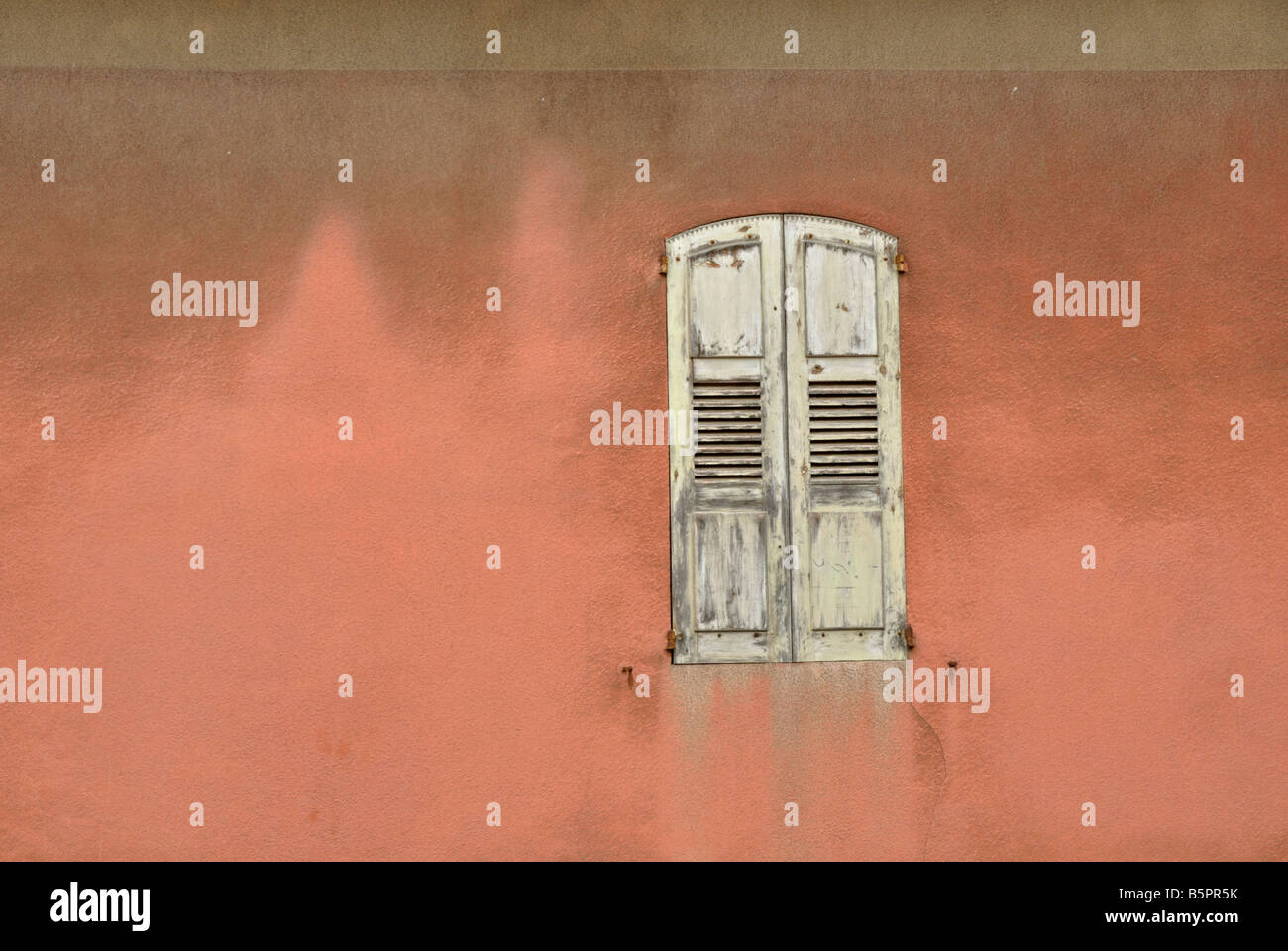 Finestra nella parete rosa Bonnieux Provenza Foto Stock