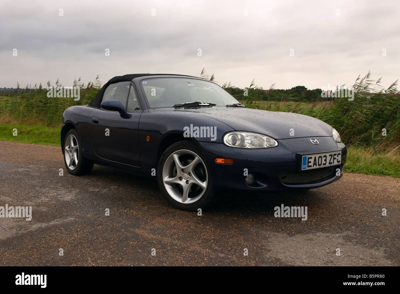 Mazda MX5 MK2.5 SVT Sport colore blu scuro dell'immagine. Foto Stock