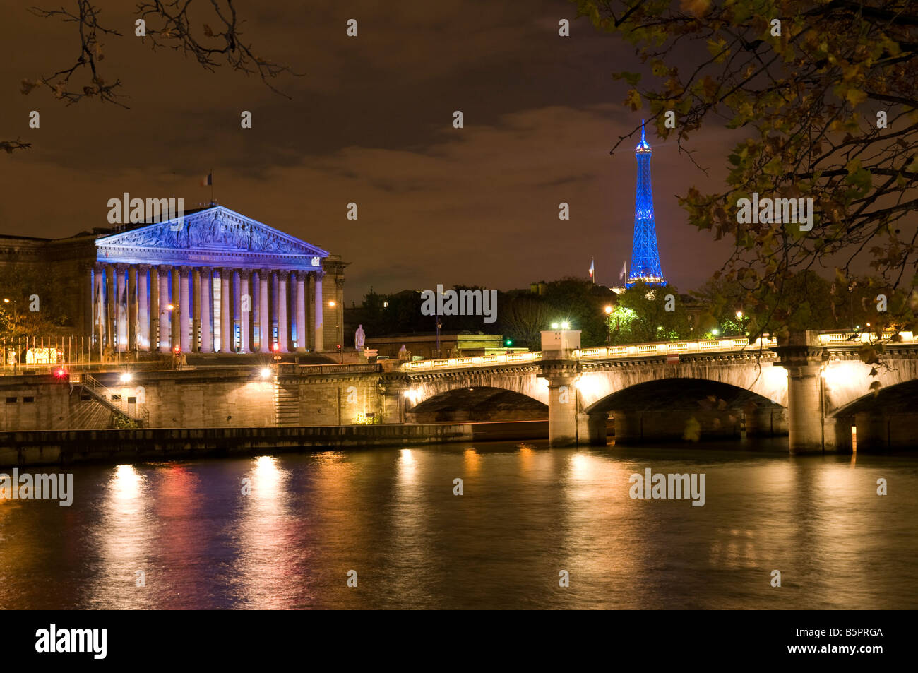 Assemblea nazionale del Palazzo Bourbon e la Torre Eiffel di notte, Parigi Francia Foto Stock