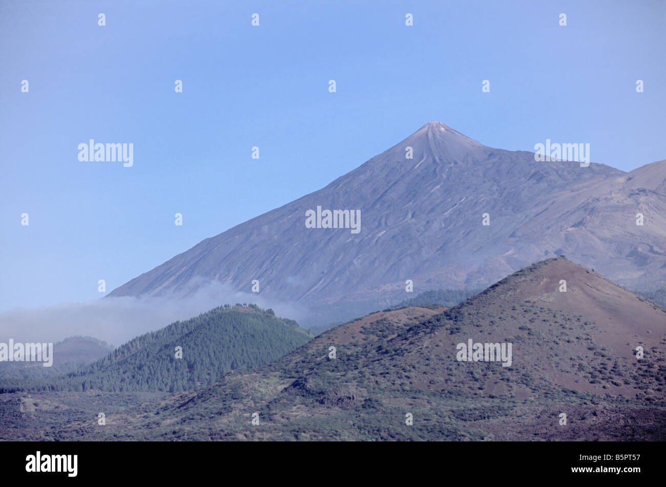 Il monte Teide visualizzati su nebbioso giorno su Tenerife nelle isole Canarie Foto Stock