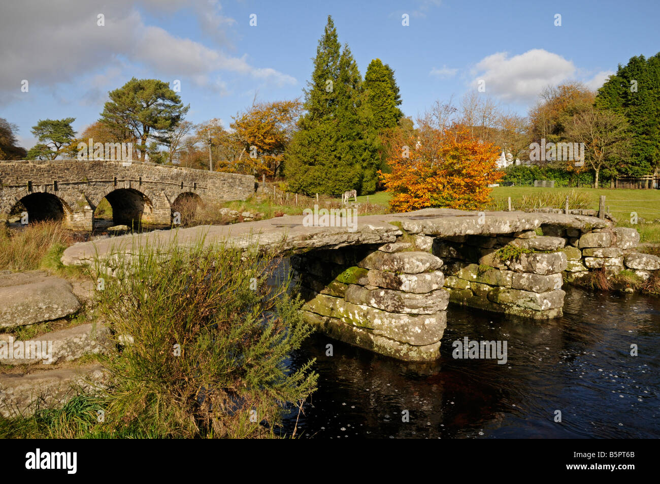 Ponte stradale e antiche battaglio ponte tra Oriente Dart River a due ponti, Dartmoor Devon Foto Stock