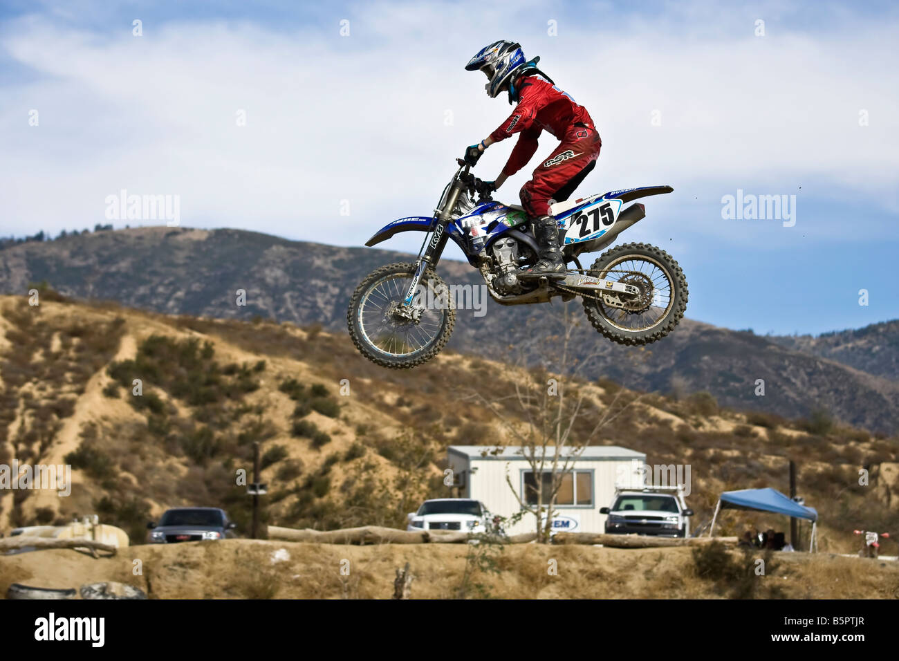 Il motocross rider saltando su una rampa di Glen Helen circuito Devore California. Foto Stock