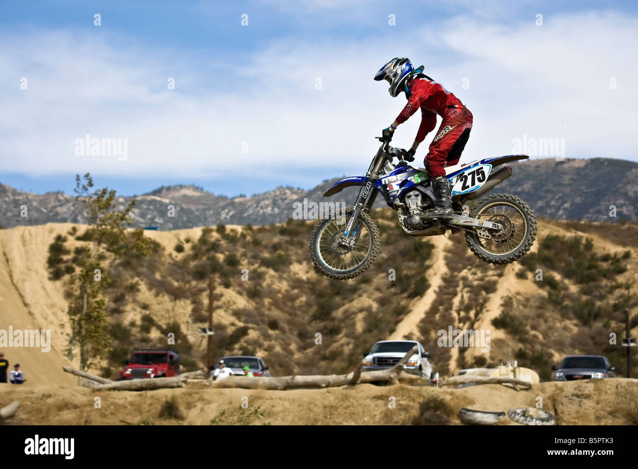 Il motocross rider saltando su una rampa di Glen Helen circuito Devore California. Foto Stock