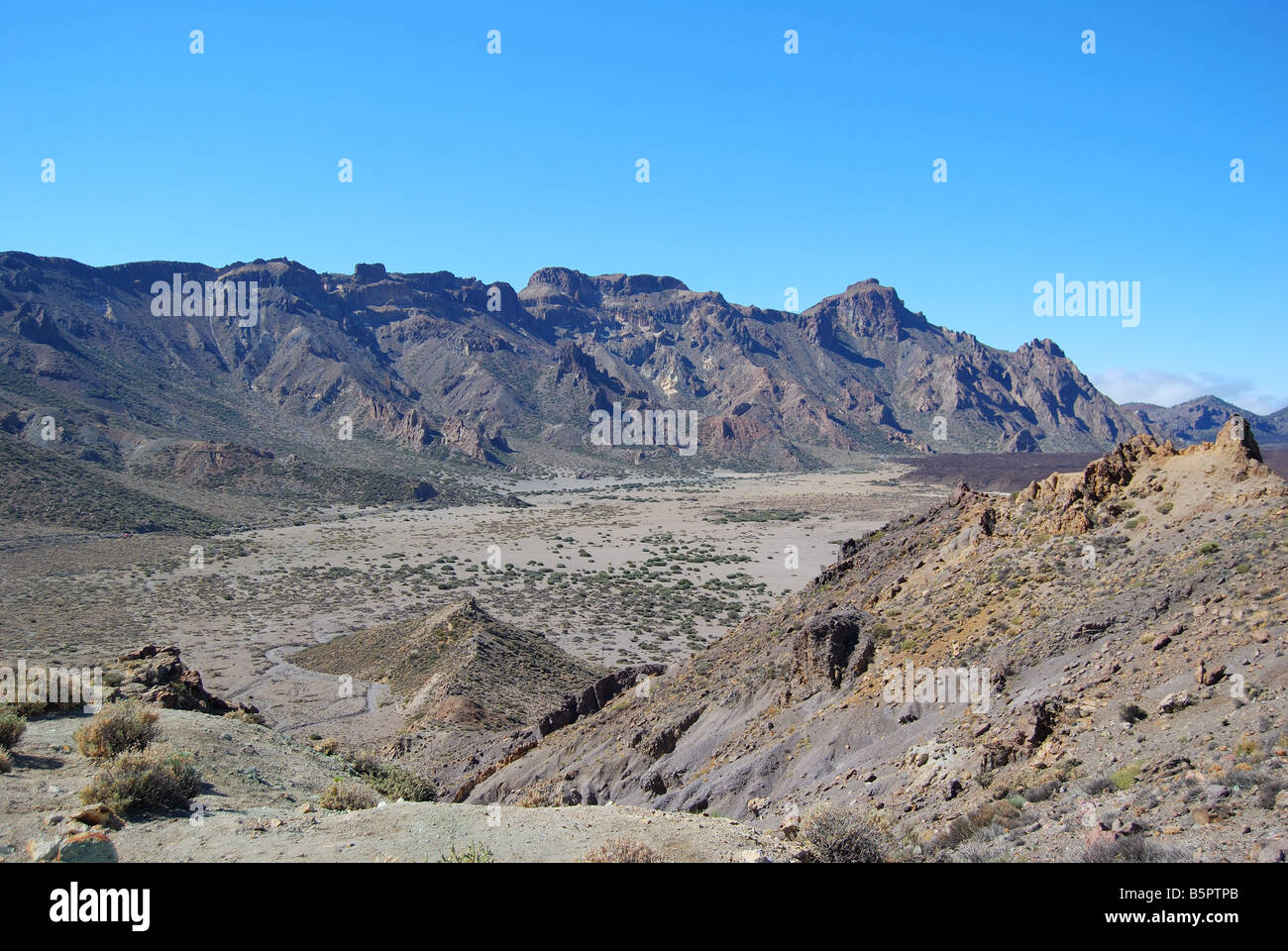 Vista della valle di lava e Los Roques Parque Nacional del Teide Tenerife, Isole Canarie, Spagna Foto Stock