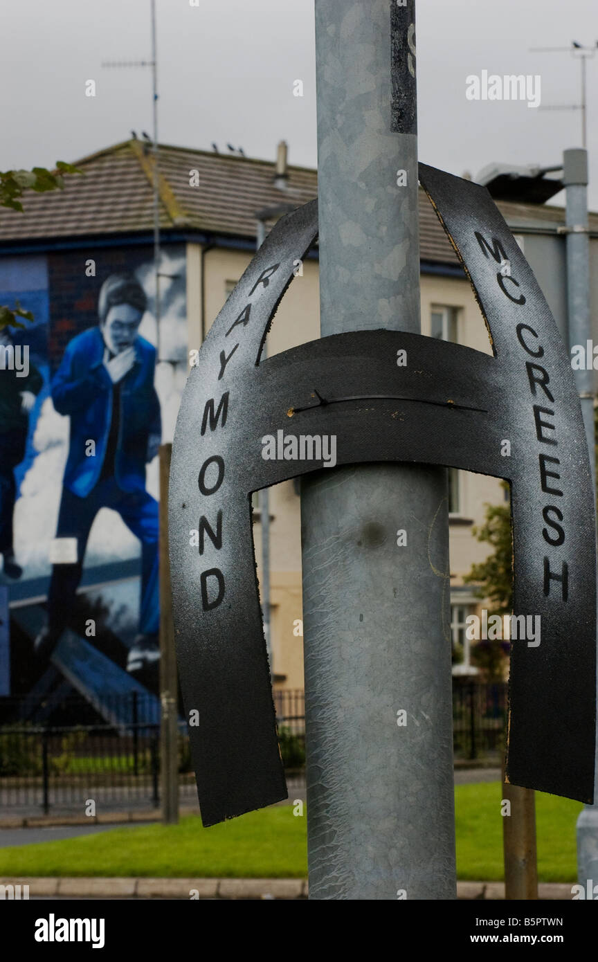 Blocco h segno legato al lampione con sfondo del dipinto murale di runner Foto Stock