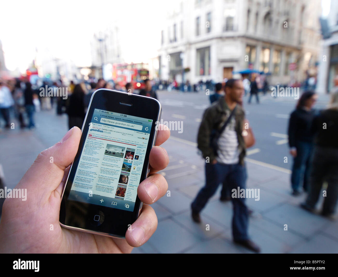 Mobile internet ovunque il sito del quotidiano Guardian sullo schermo di un iPhone del Apple di Regent Street London REGNO UNITO Foto Stock