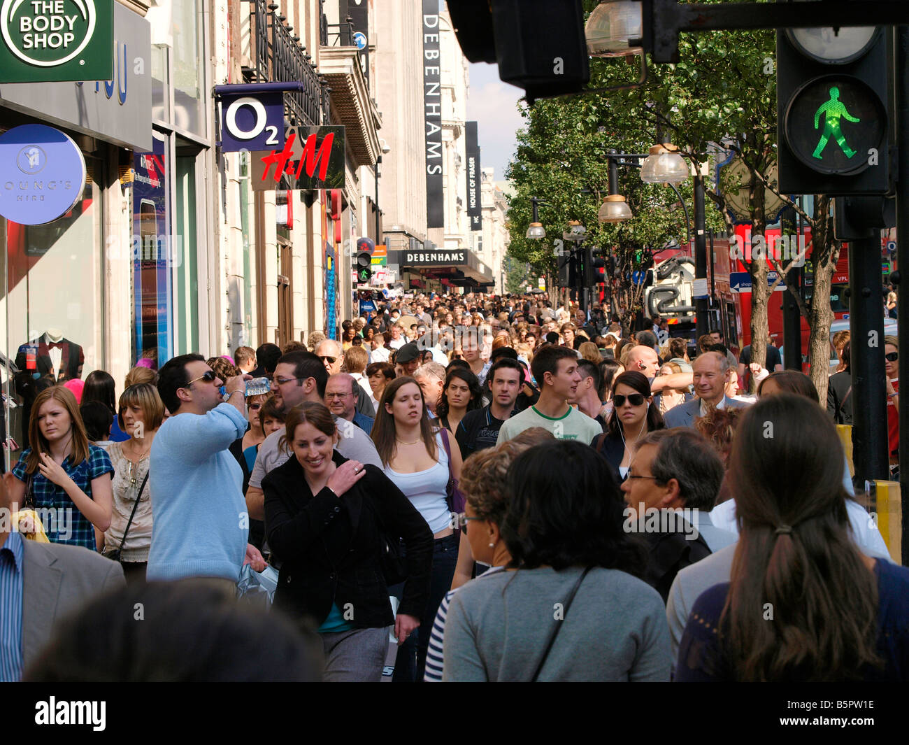 Folla enorme di acquirenti su un venerdì pomeriggio Oxford Street London REGNO UNITO Foto Stock
