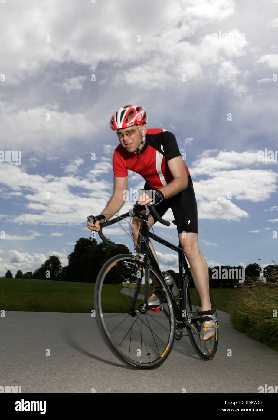 Racing ciclista indossa un casco Foto Stock