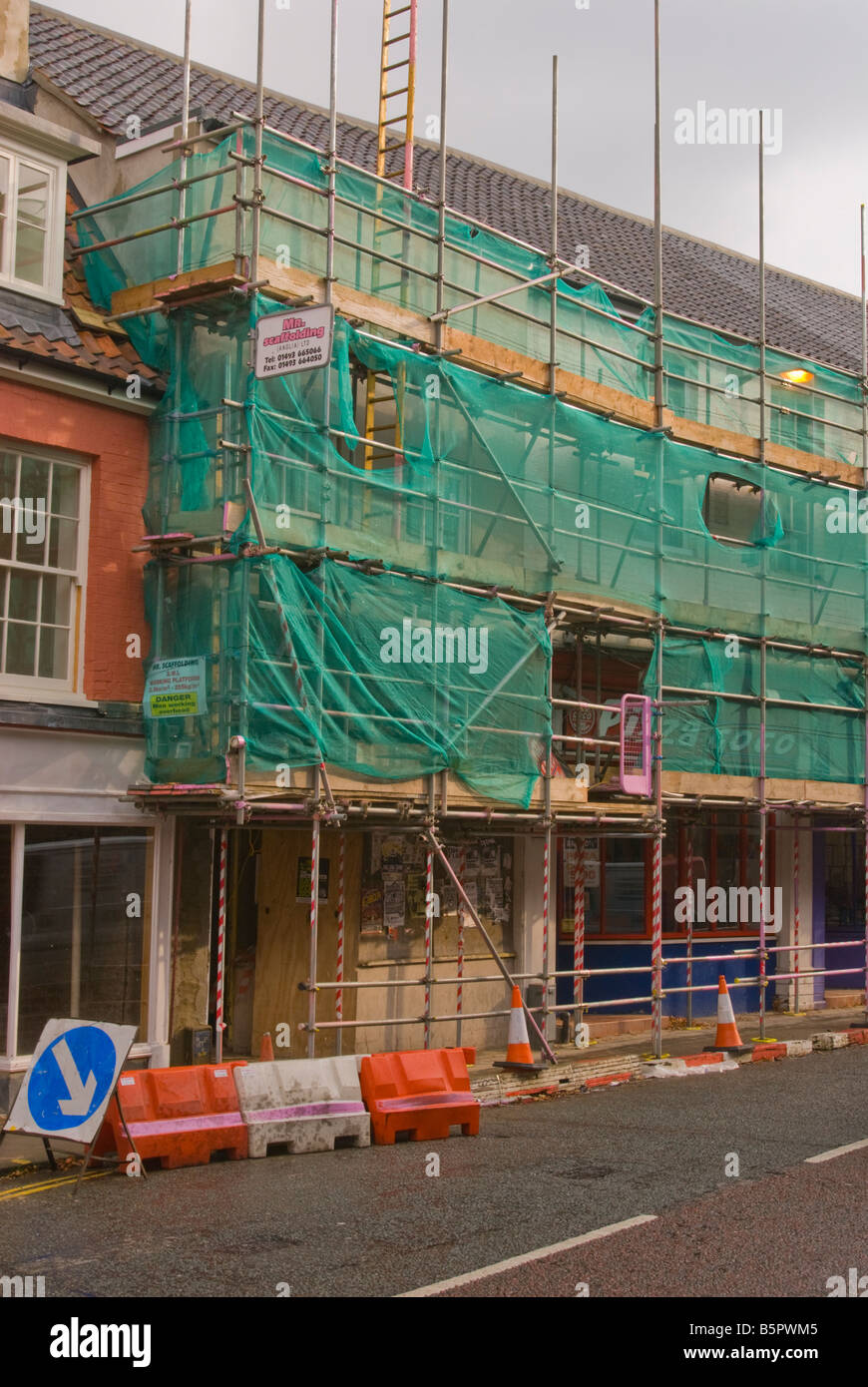 Ponteggio in luogo intorno alle grandi proprietà in Norwich, Norfolk, Regno Unito Foto Stock