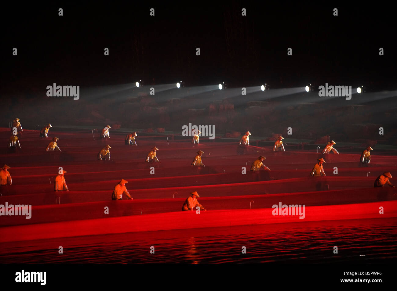 I membri dell'Impression Sanjie Liu di eseguire uno spettacolo di luci e suoni regia di Zhang Yimou Yangshuo Cina Foto Stock