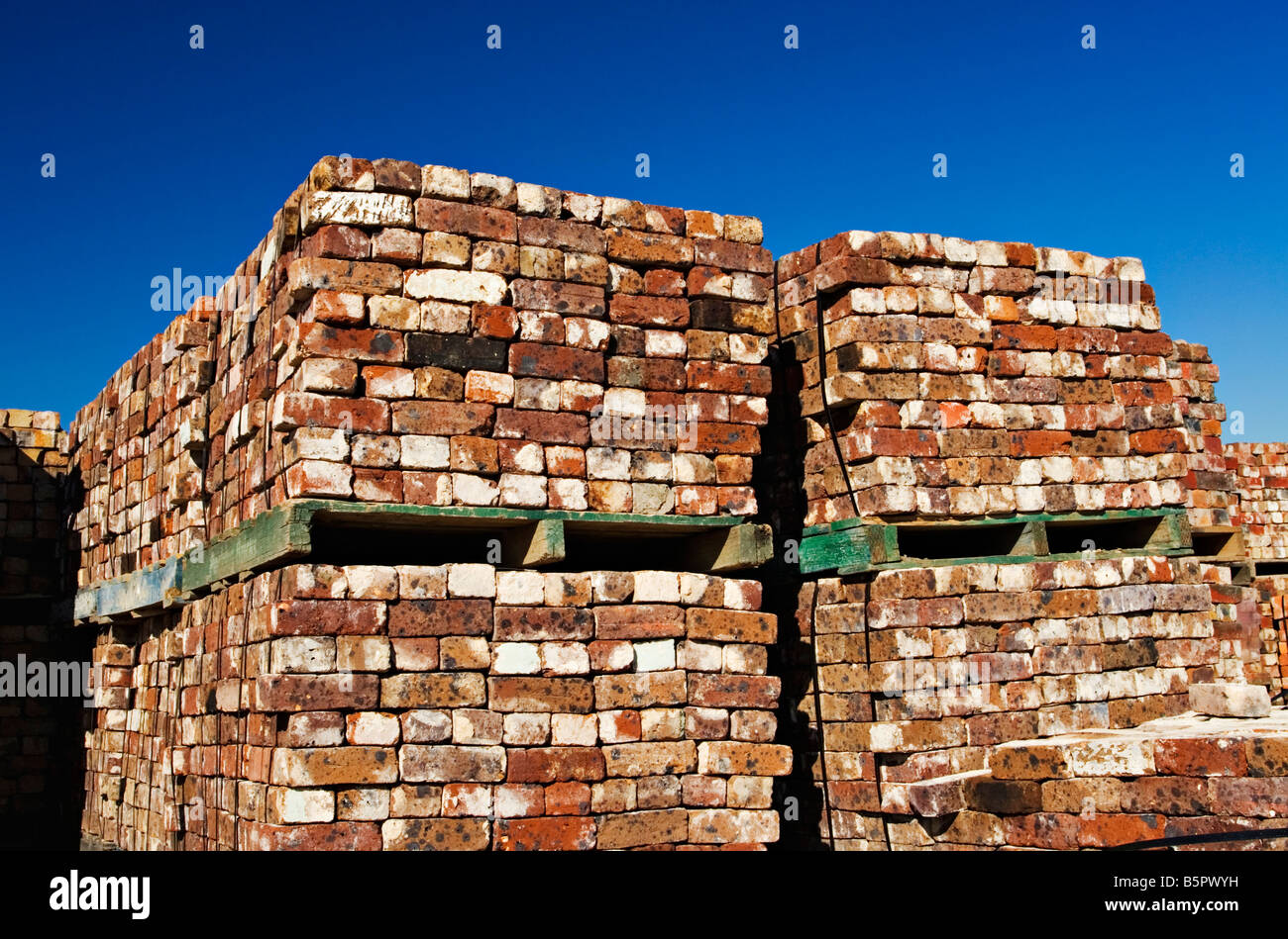 Materiali da costruzione / pallet impilati di utilizzati mattoni di edificio a un mattone il riciclaggio Business.Melbourne Victoria Australia. Foto Stock