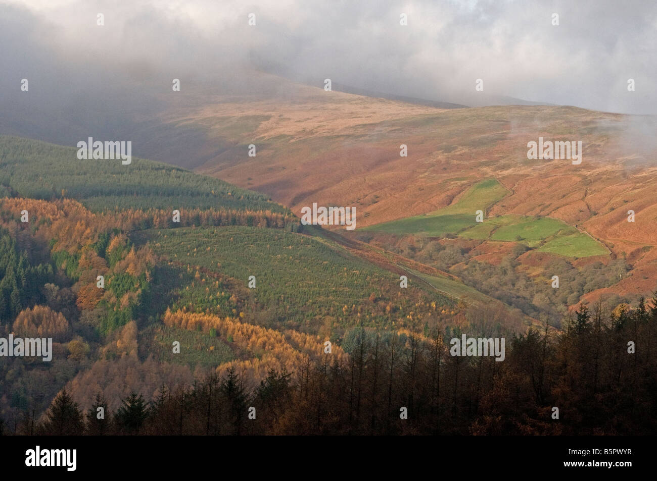 Una scena di paesaggio del Parco Nazionale di Brecon Beacons in autunno con basse nuvole e sole Foto Stock