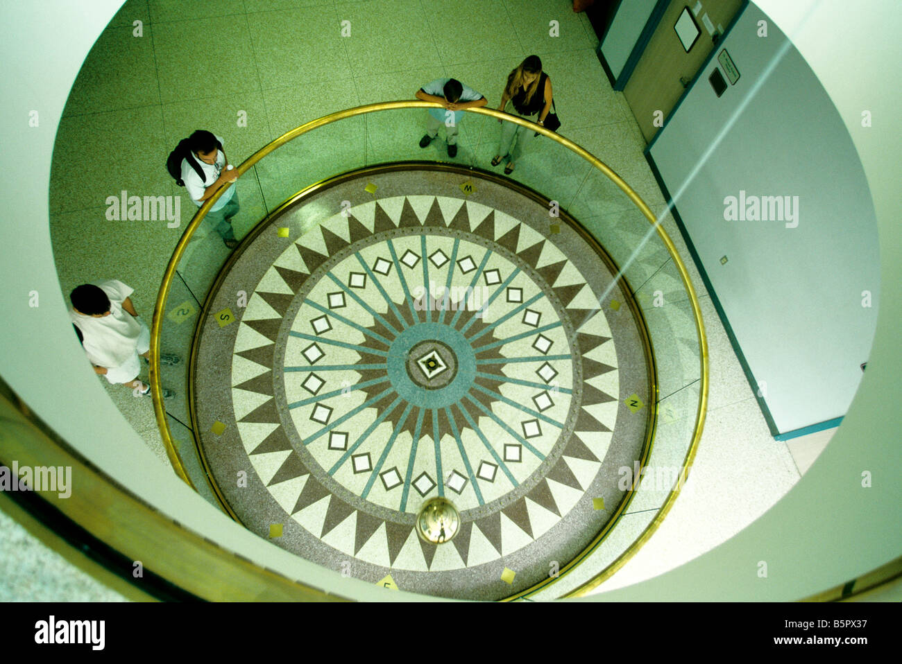 Pendolo di Foucault, gli studenti e i visitatori. Foto Stock