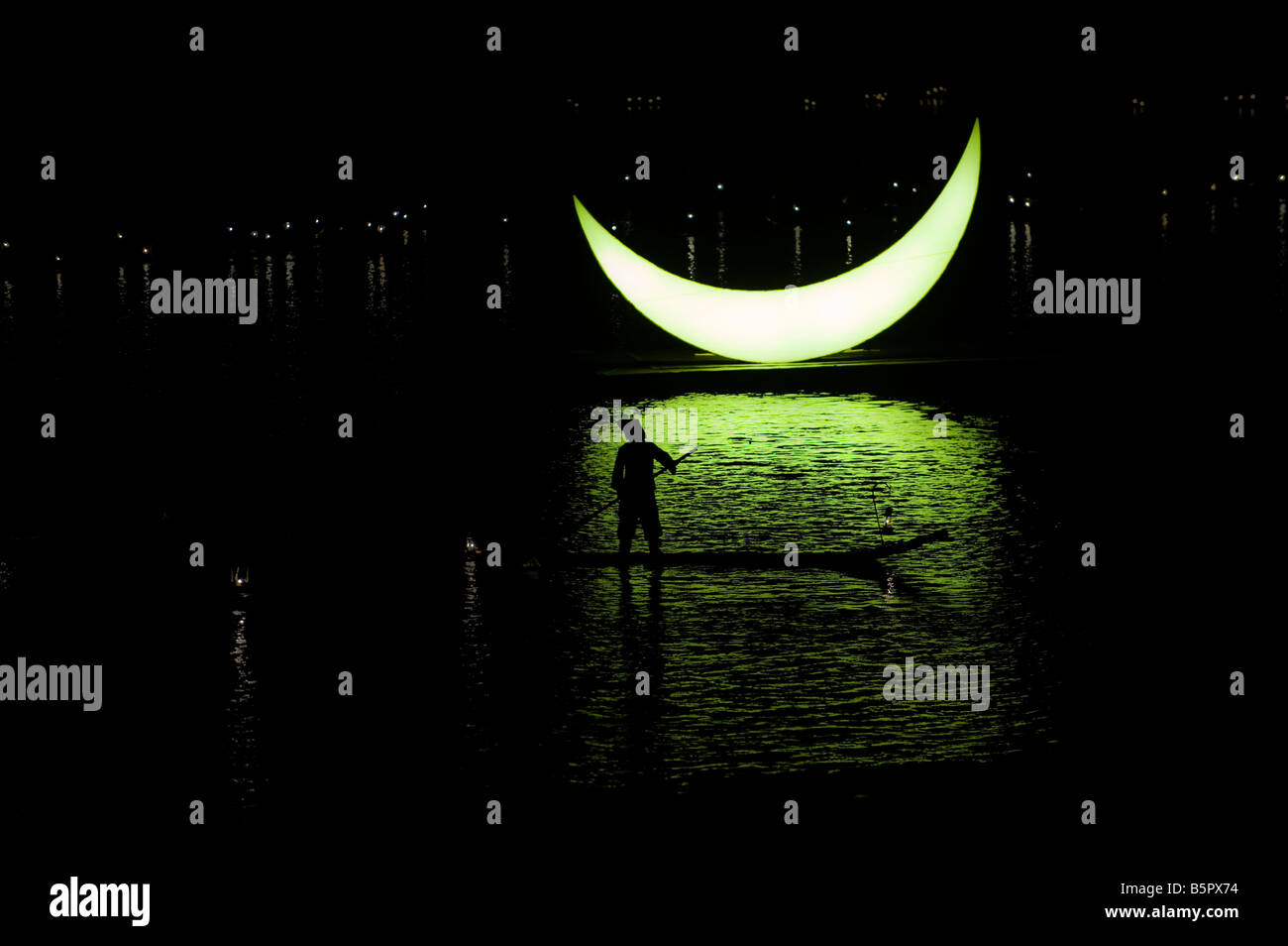 I membri dell'Impression Sanjie Liu di eseguire uno spettacolo di luci e suoni regia di Zhang Yimou Yangshuo Cina Foto Stock