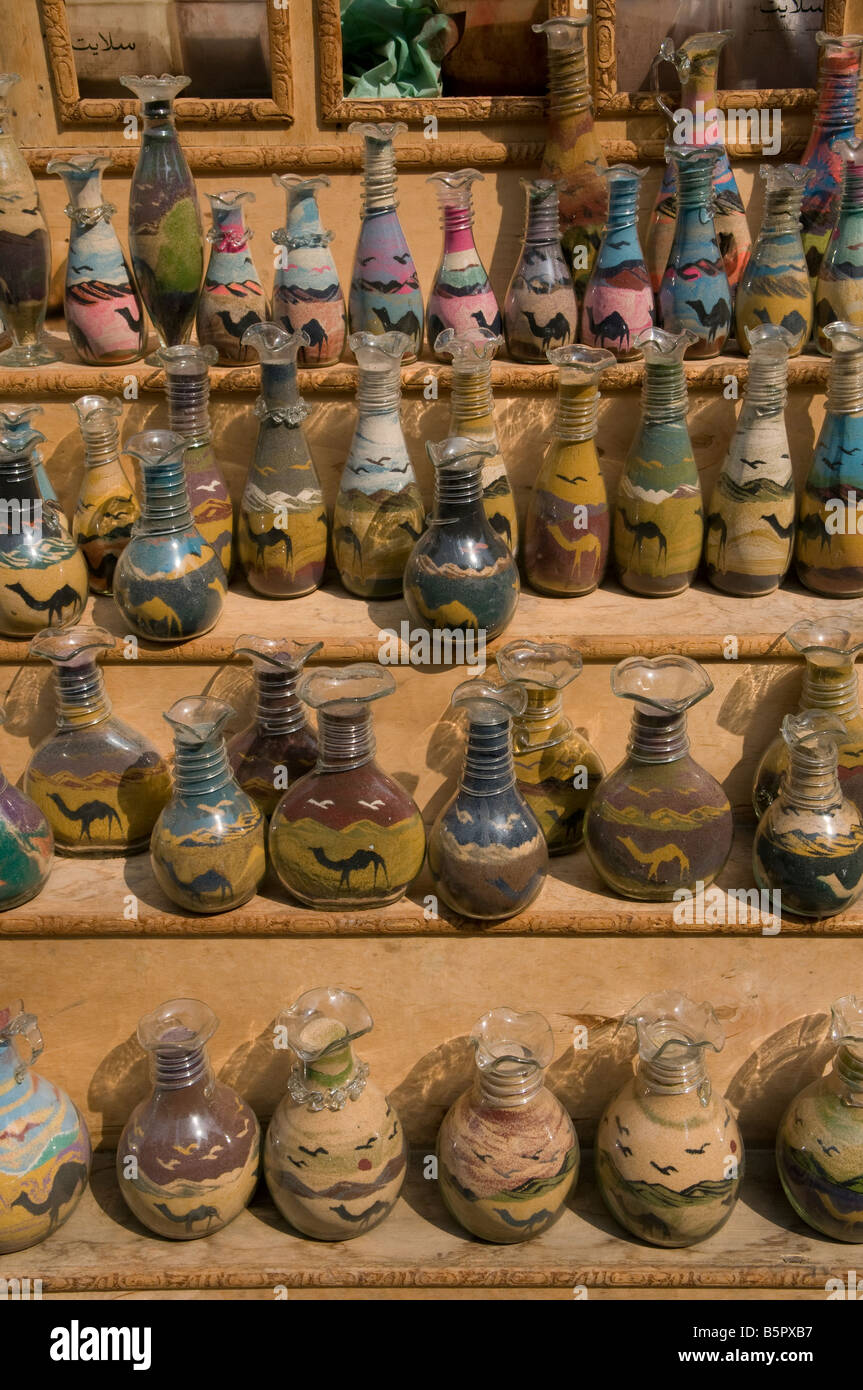 Deserto di sabbia riempita di bottiglie di souvenir in vendita in Khan al Khalili Bazaar, Egitto Foto Stock