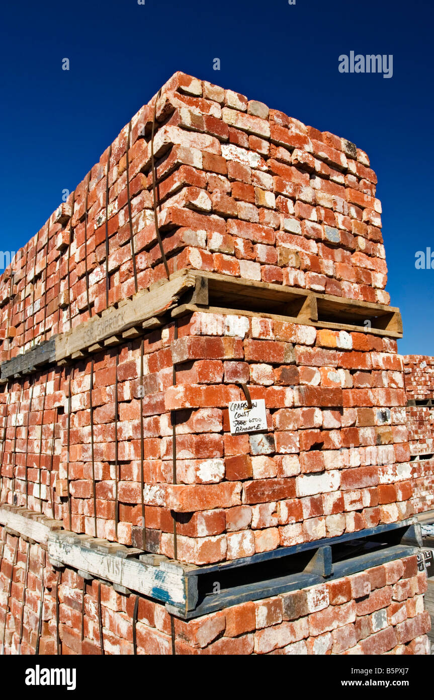 Materiali da costruzione / pallet impilati di utilizzati mattoni di edificio a un mattone il riciclaggio Business.Melbourne Victoria Australia. Foto Stock