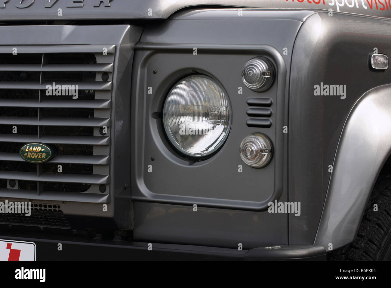 Close up di un proiettore e la griglia anteriore del grigio di un Land Rover Foto Stock