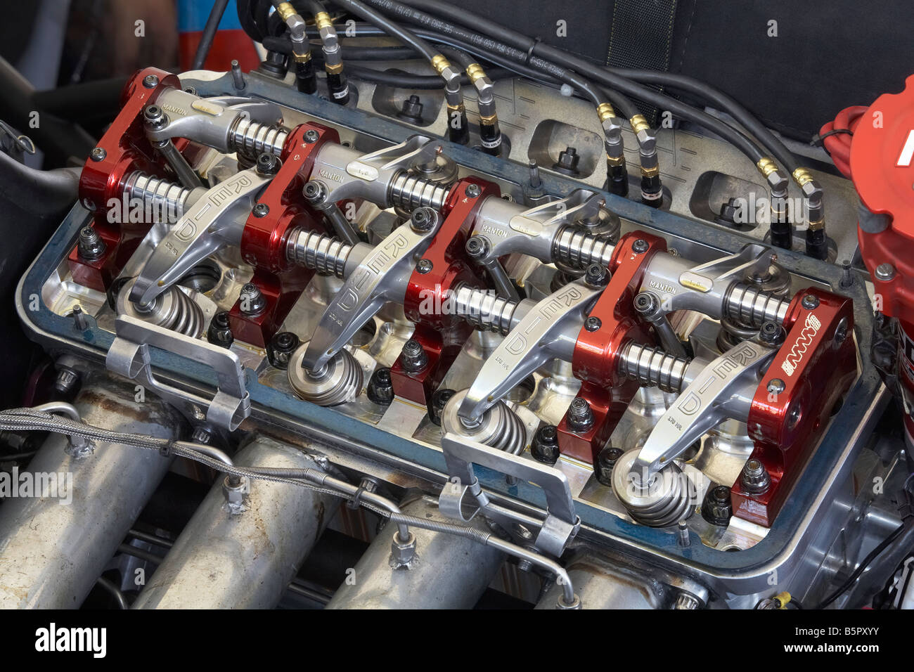 Rockers, molle e altri ingranaggi valvola nella testa di alte prestazioni della V8 drag racing motore Foto Stock