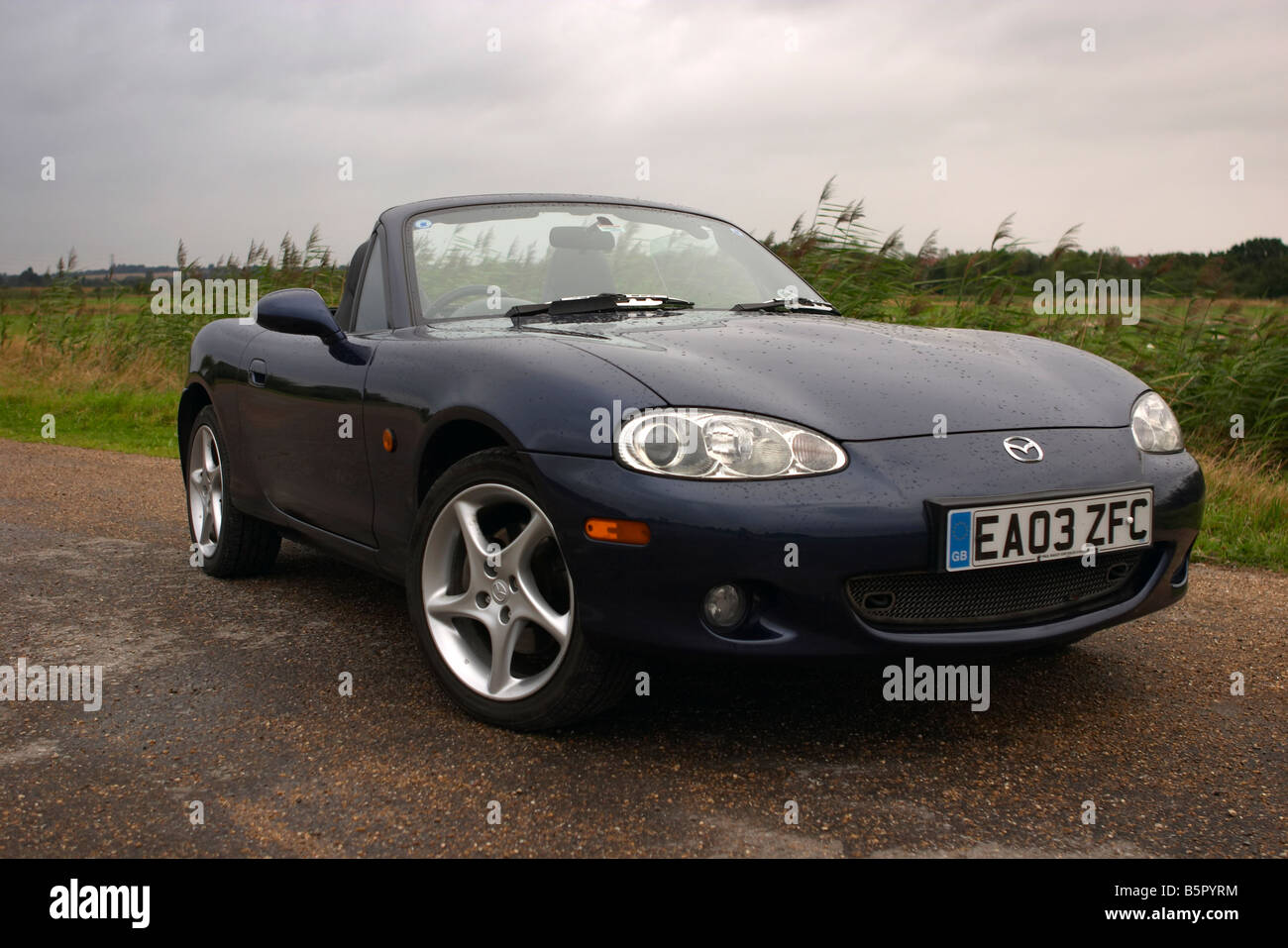 Mazda MX5 MK2.5 SVT Sport blu scuro auto. Immagine a colori Foto Stock