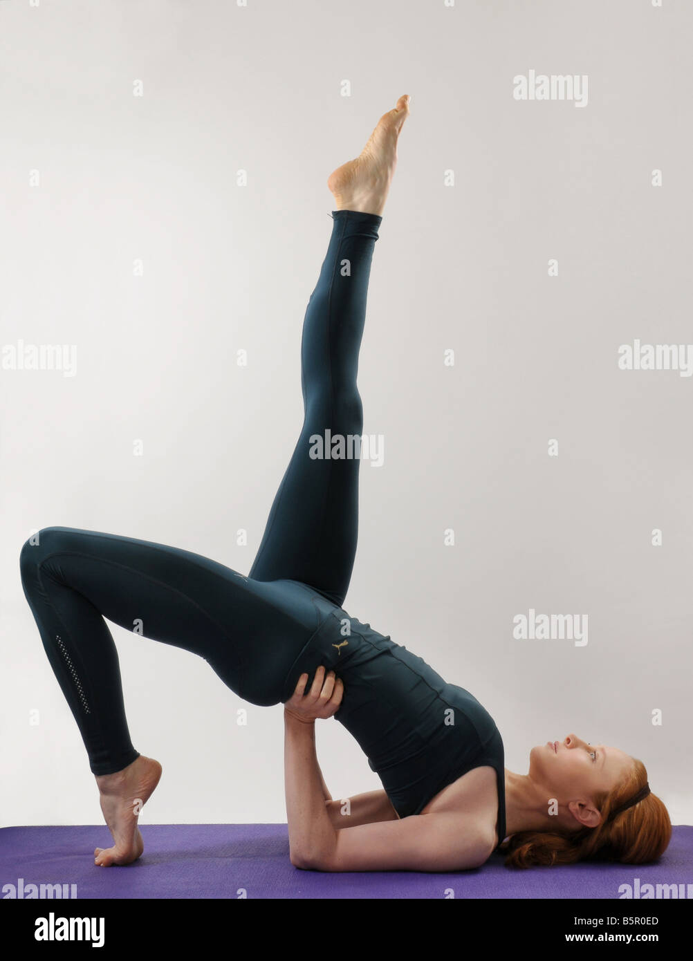 Donna fare yoga Foto Stock