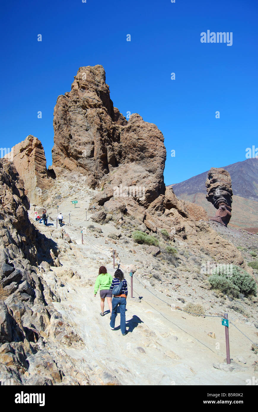 Percorso fino a Los Roques de Garcia, Parque Nacional del Teide Tenerife, Isole Canarie, Spagna Foto Stock
