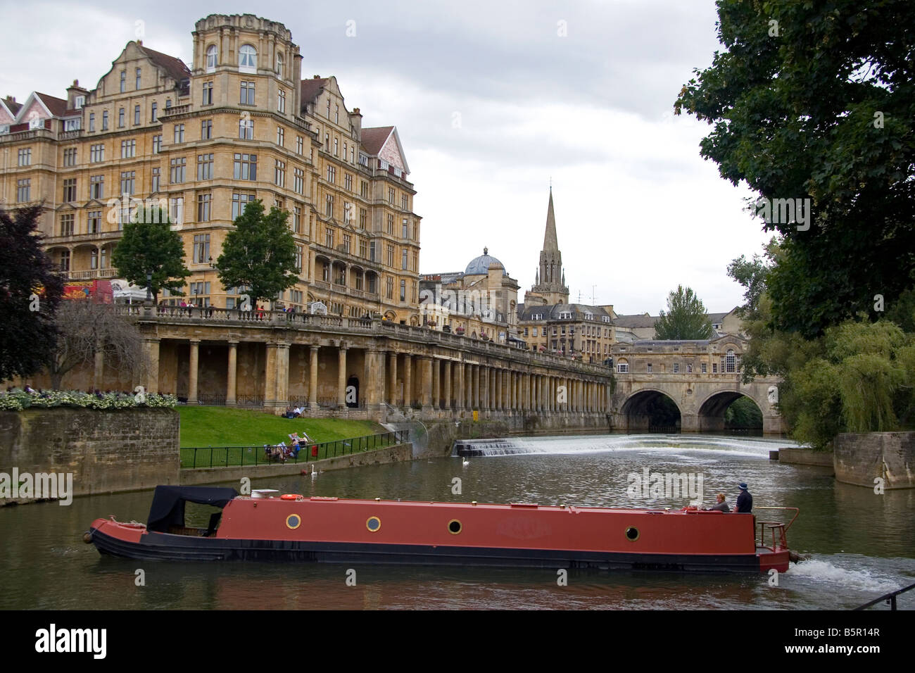 Un narrowboat sul fiume Avon davanti al Pulteney Bridge e Abbey Hotel nella città di Bath Somerset Inghilterra Foto Stock