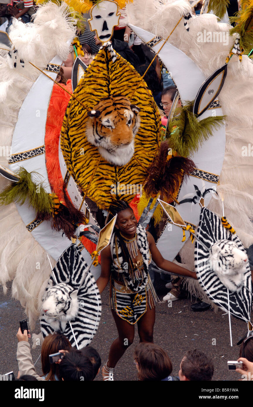 Una donna si mette in mostra un elaborato costume tigre come parte di una  processione a 2008's carnevale di Notting Hill Foto stock - Alamy