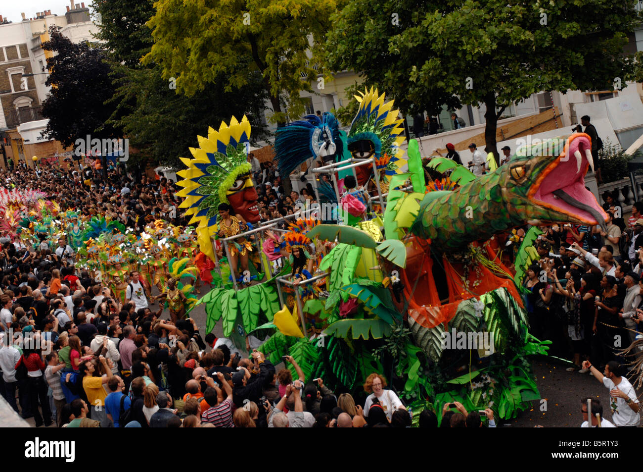 Un elaborato il galleggiante fa il suo modo attraverso la folla di festaioli a 2008's carnevale di Notting Hill Foto Stock