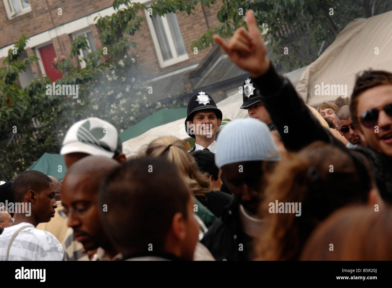 Due poliziotti unisciti ai festeggiamenti a 2008's carnevale di Notting Hill Foto Stock
