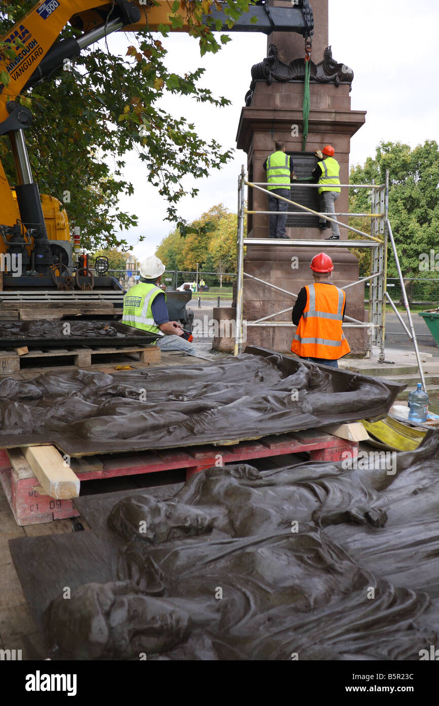 Lavori di restauro sulla statua in Sefton park, Liverpool, Regno Unito Foto Stock