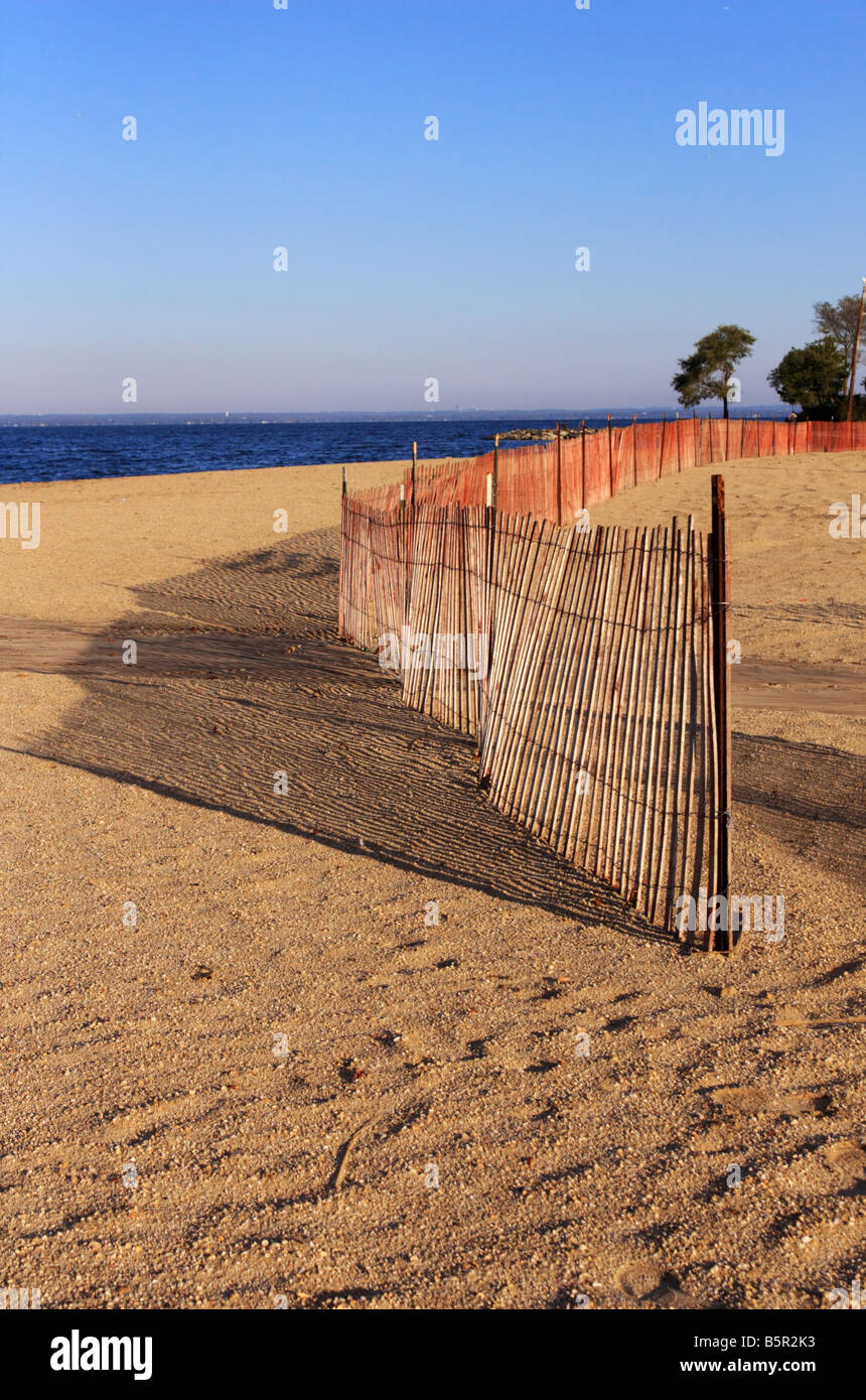 Spiaggia di sabbia e acque azzurre in Oyster Bay Long Island New York STATI UNITI D'AMERICA Foto Stock