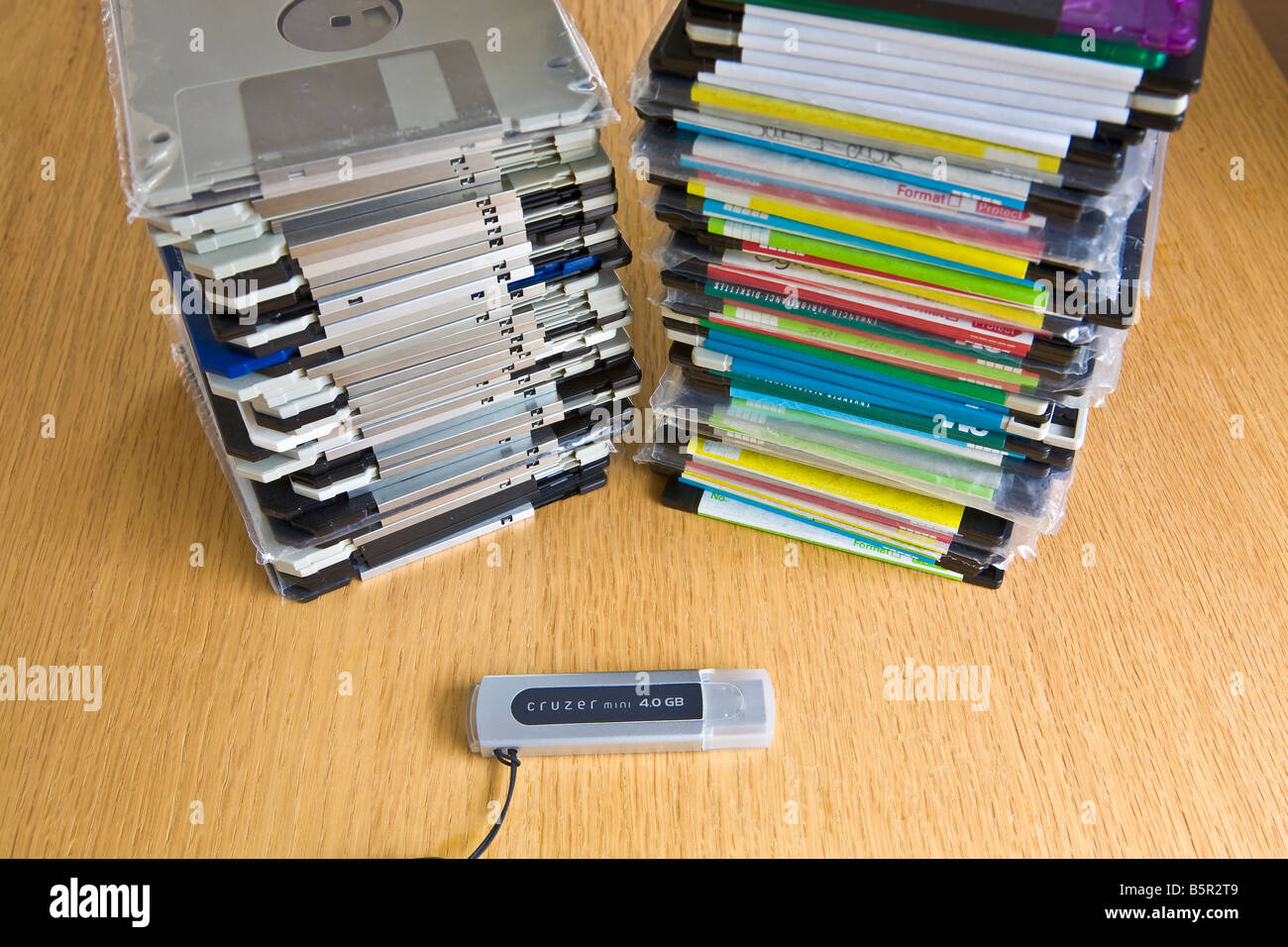Moderne unità flash confrontato con obsoleti i dischi floppy da 3,5 pollici Foto Stock