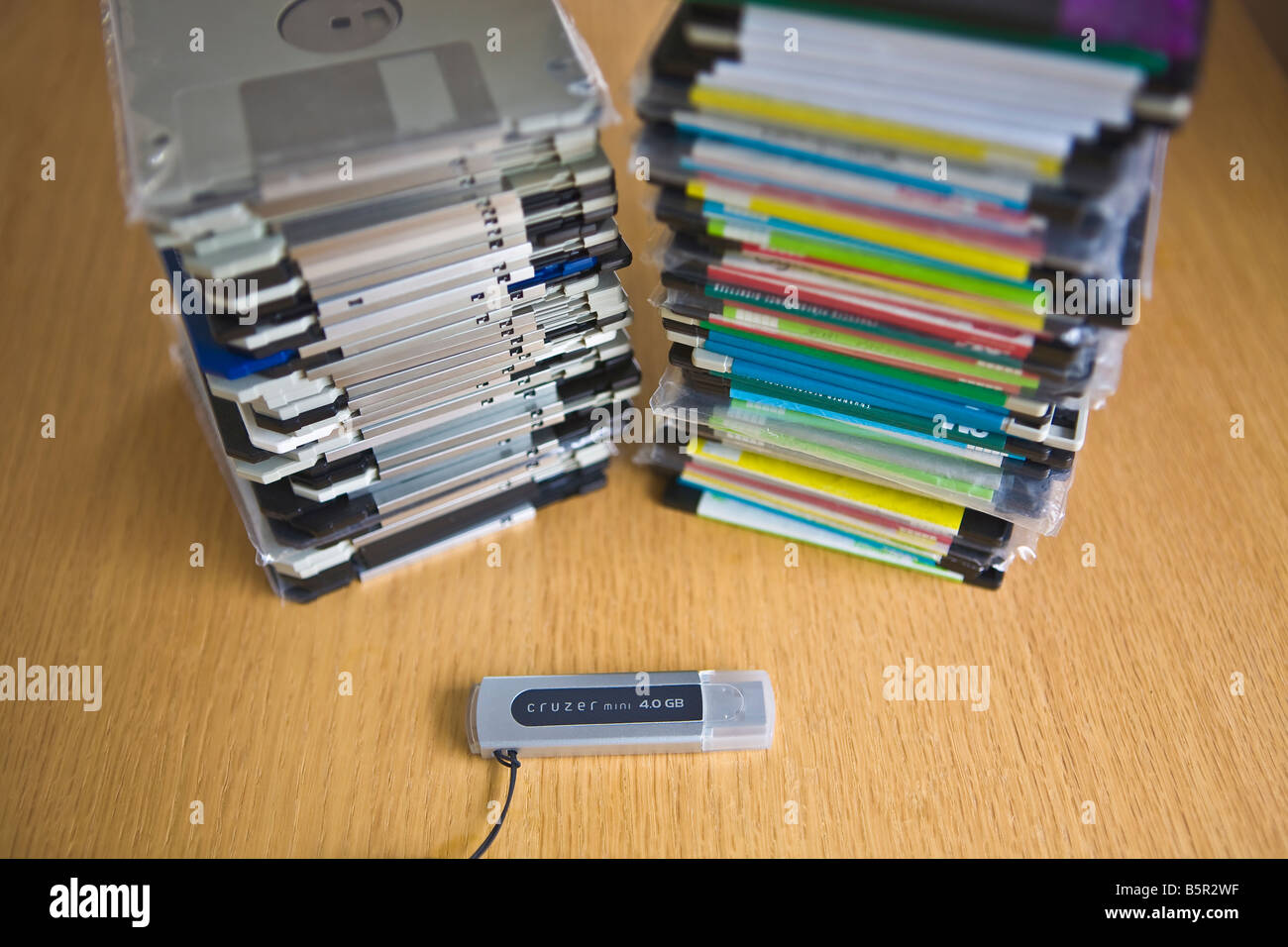 Moderne unità flash confrontato con obsoleti i dischi floppy da 3,5 pollici Foto Stock