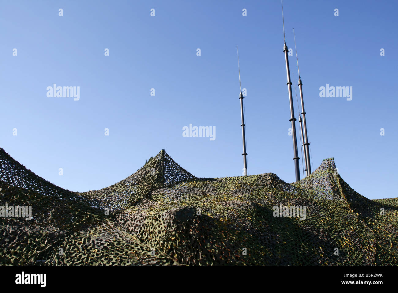 Tenda militare con rete di camuffamento radio e antenna Foto stock - Alamy